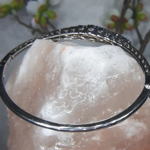 925 Genuine, Untreated Garnet Bangle. - Picture 9 of 11